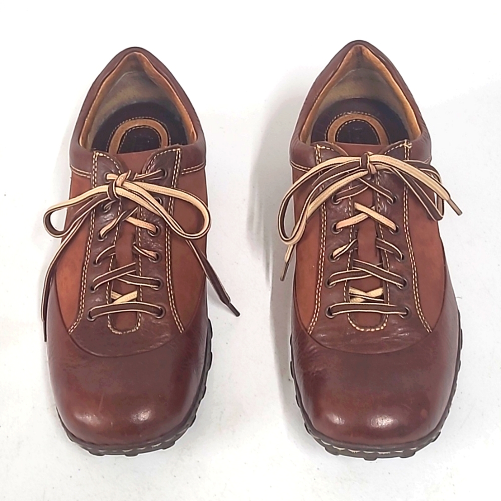 Men's Born handcrafted leather shoes size 11 in excellent condition.